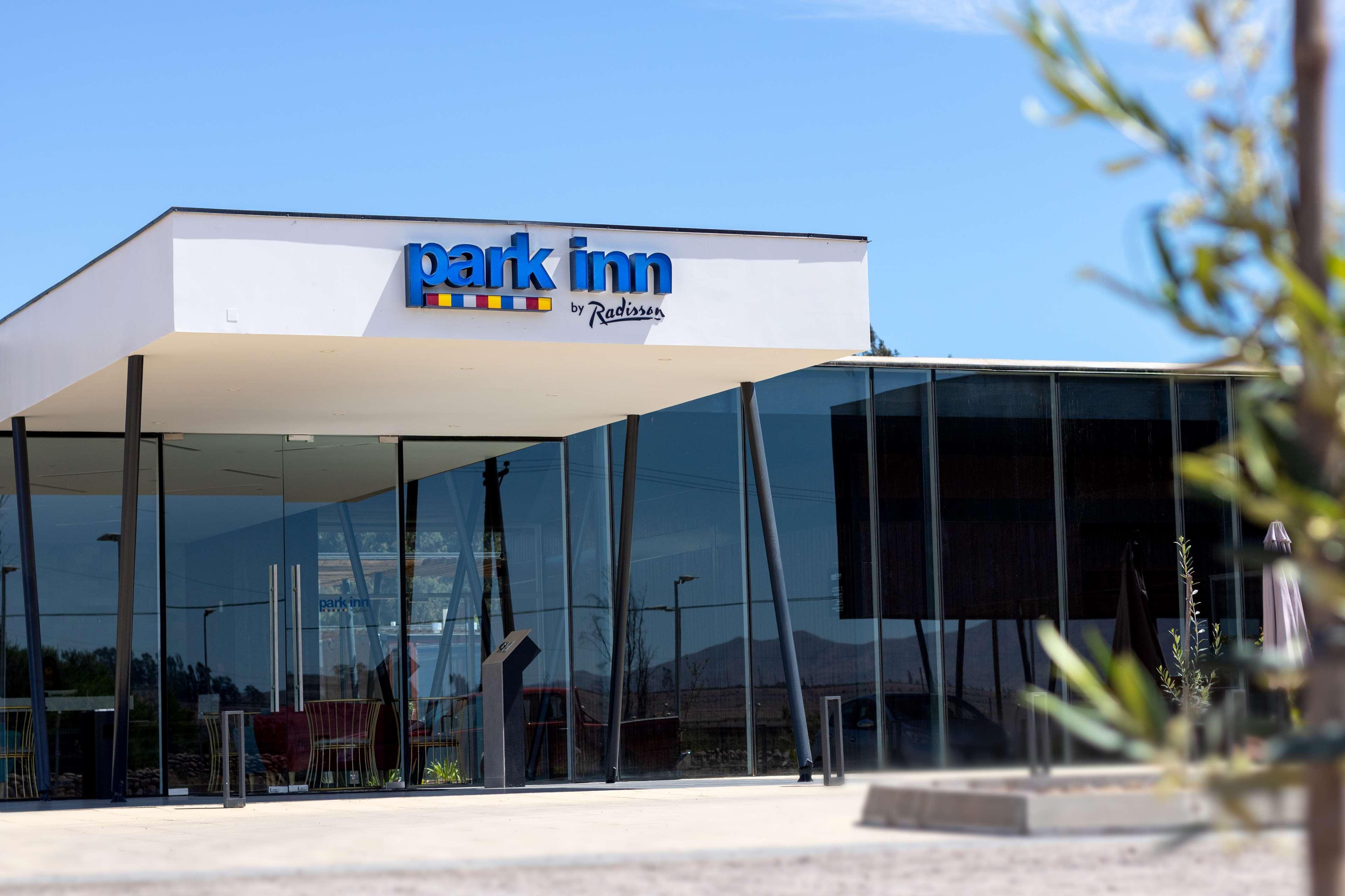 Park Inn By Radisson Los Olivos De 발르나르 외부 사진