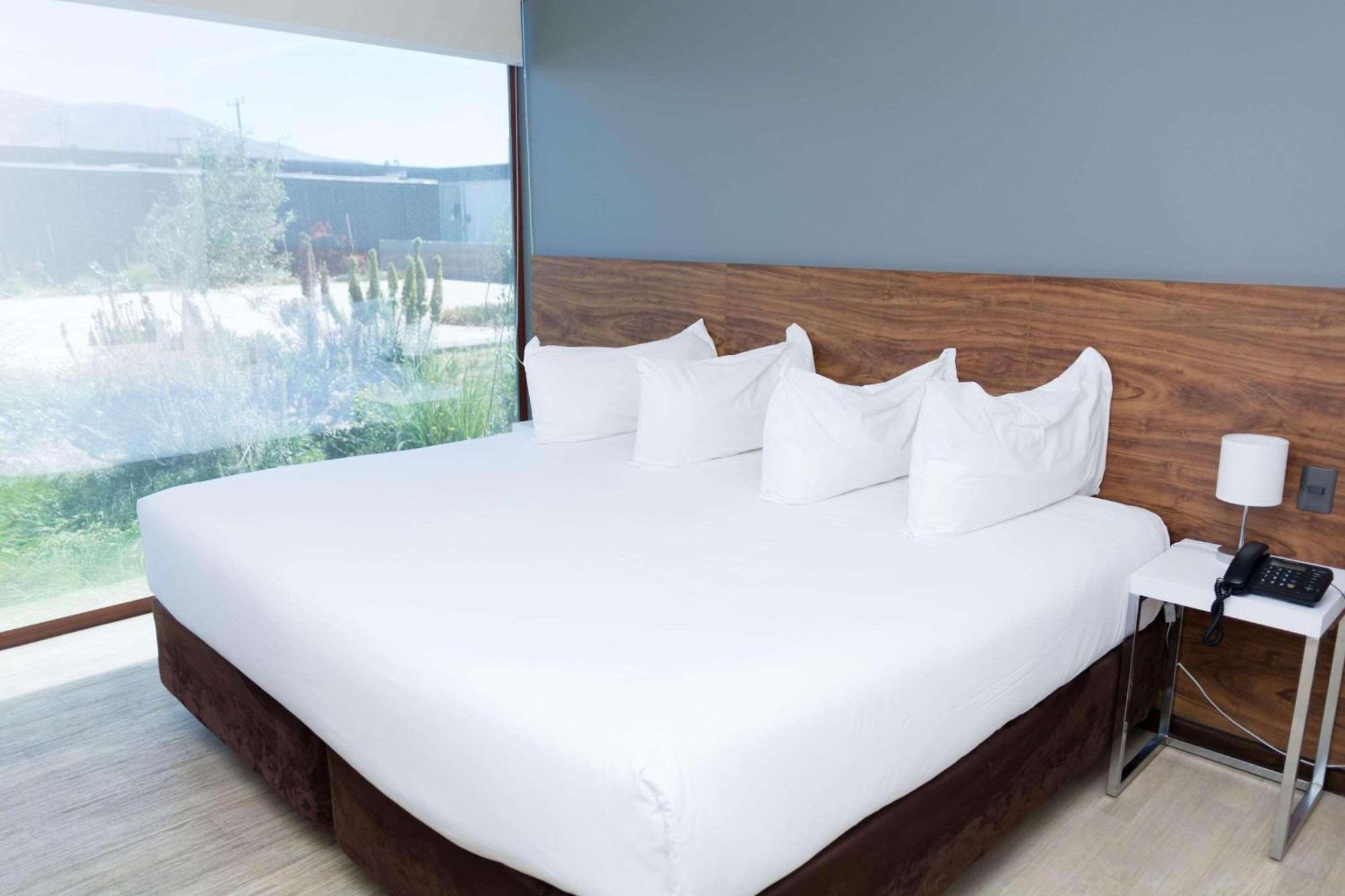 Park Inn By Radisson Los Olivos De 발르나르 외부 사진