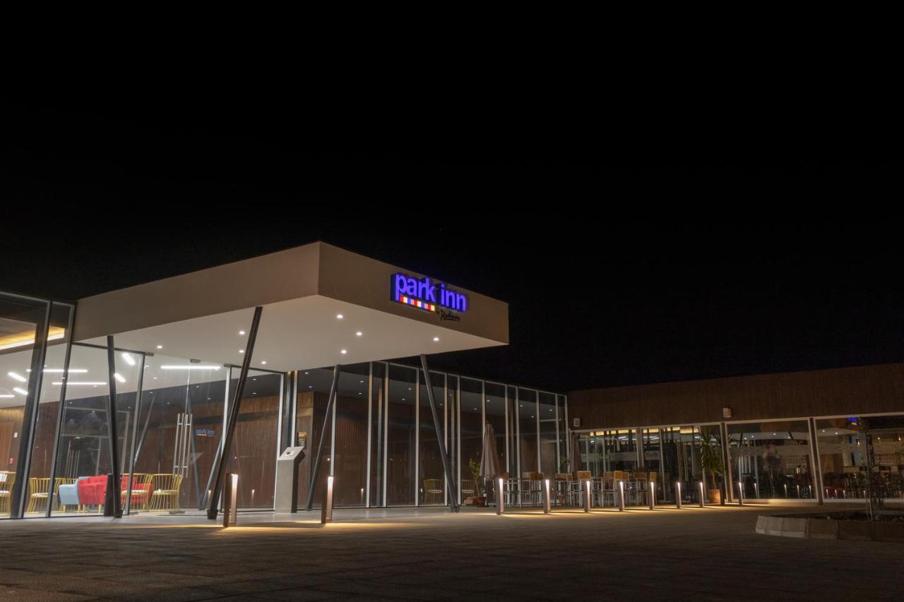 Park Inn By Radisson Los Olivos De 발르나르 외부 사진